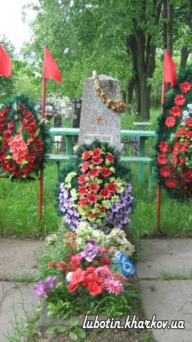 Пам’ятник невідомому солдату у с-щі Коваленки (на цвинтарі)