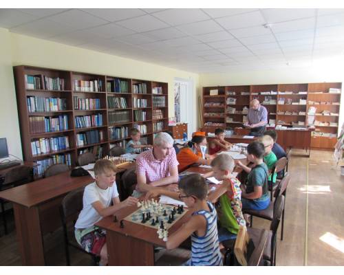 Заняття у шахово – шашковому клубі 